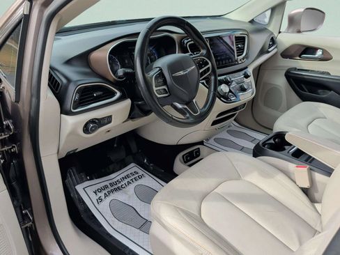 Used 2017 Chrysler Pacifica Touring-L image 29