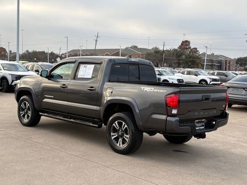 Used 2018 Toyota Tacoma TRD Sport image 7