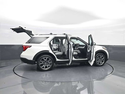 Used 2025 Ford Explorer Platinum w/ Ultimate Package image 44