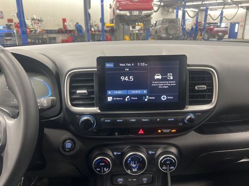 Used 2025 Hyundai Venue SEL image 17
