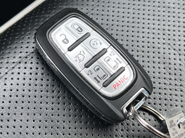 Used 2025 Chrysler Pacifica Limited FWD image 37
