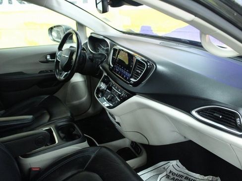 Used 2021 Chrysler Pacifica Touring-L image 12
