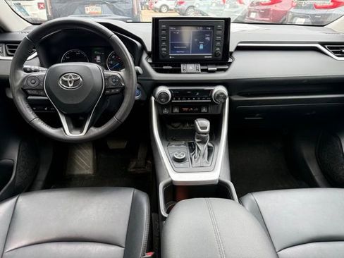 Used 2022 Toyota RAV4 XLE Premium image 15