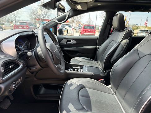 Used 2026 Chrysler Pacifica Limited image 13