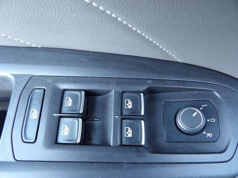 Used 2022 Volkswagen Atlas Cross Sport SE image 9