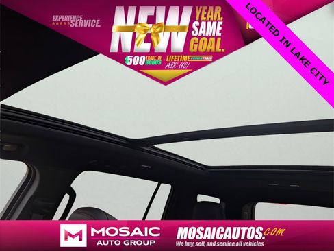 Used 2025 Chevrolet Traverse Z71 image 32