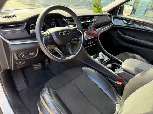 Used 2023 Jeep Grand Cherokee L Laredo image 11