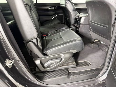 Used 2024 Jeep Wagoneer L Series II image 16