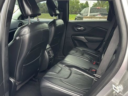 Used 2019 Jeep Cherokee Limited AWD/4WD image 10