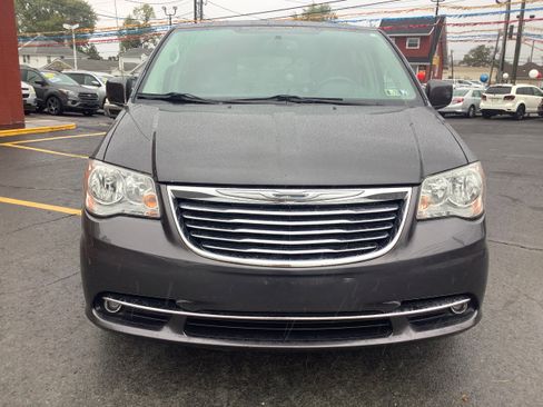 Used 2015 Chrysler Town & Country Touring image 2