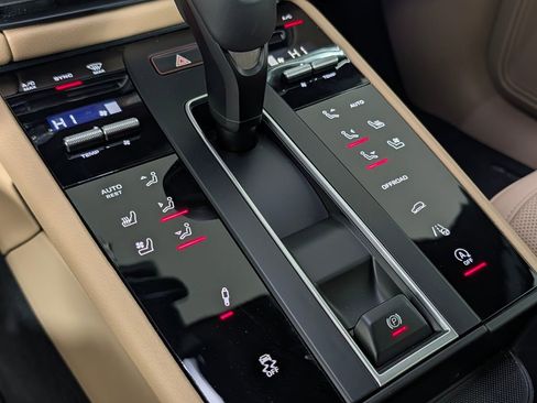 Certified 2025 Porsche Macan S image 34