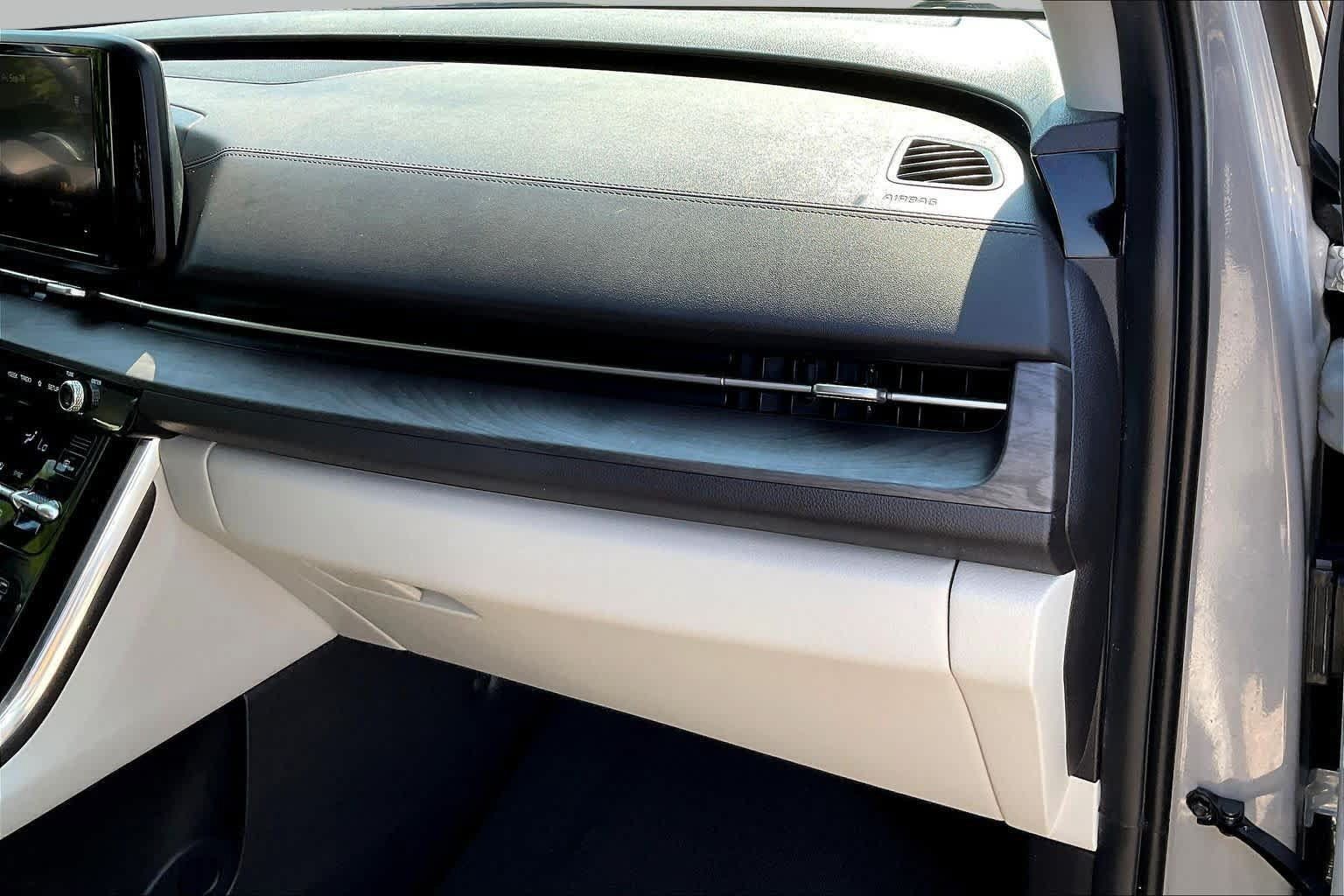 Used 2024 Kia Carnival EX FWD image 18