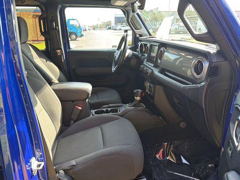 Used 2018 Jeep Wrangler Unlimited Sahara AWD/4WD image 12