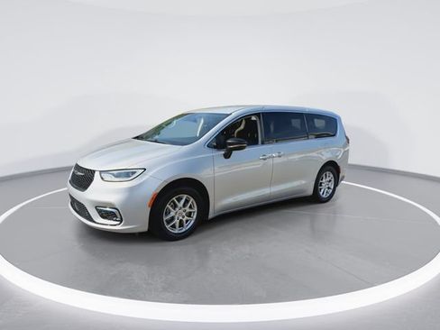 Used 2024 Chrysler Pacifica Touring-L FWD image 4