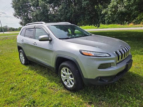 Used 2016 Jeep Cherokee Latitude w/ Cold Weather Group AWD/4WD image 2