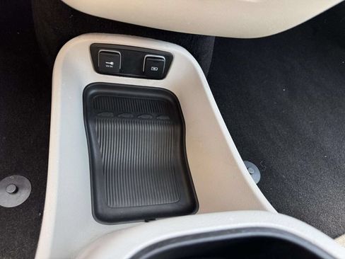 Used 2021 Chrysler Pacifica Touring-L FWD image 31