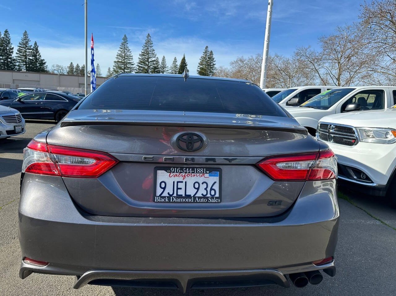 Used 2019 Toyota Camry SE w/ Convenience Package FWD image 5