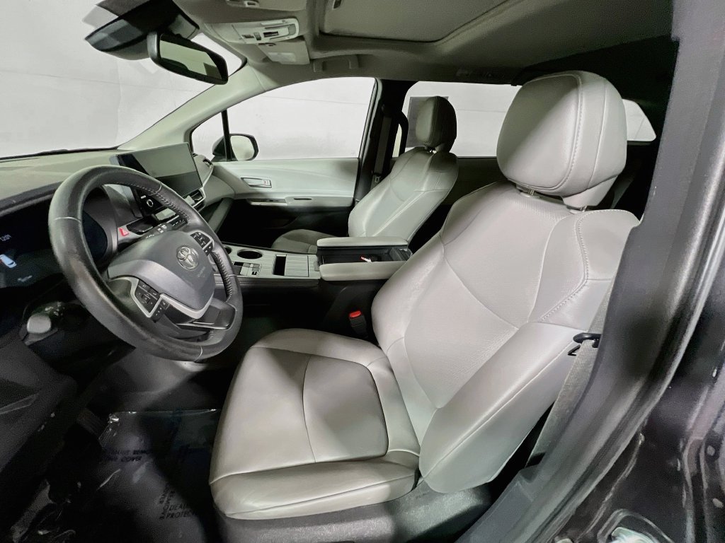 Certified 2025 Toyota Sienna XLE FWD image 18