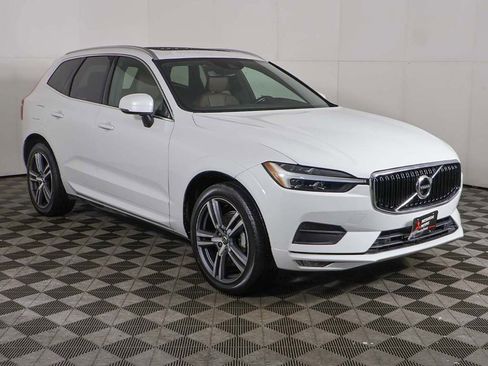 Used 2021 Volvo XC60 T5 Momentum w/ Premium Package image 2