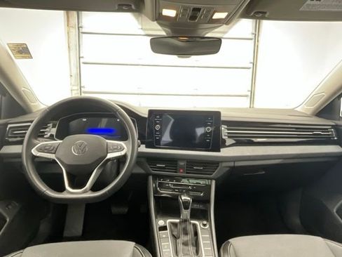 Used 2025 Volkswagen Jetta SE FWD image 4