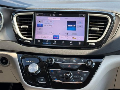 Used 2024 Chrysler Pacifica Touring-L FWD image 16
