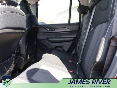 Used 2024 Jeep Grand Cherokee Laredo RWD image 17