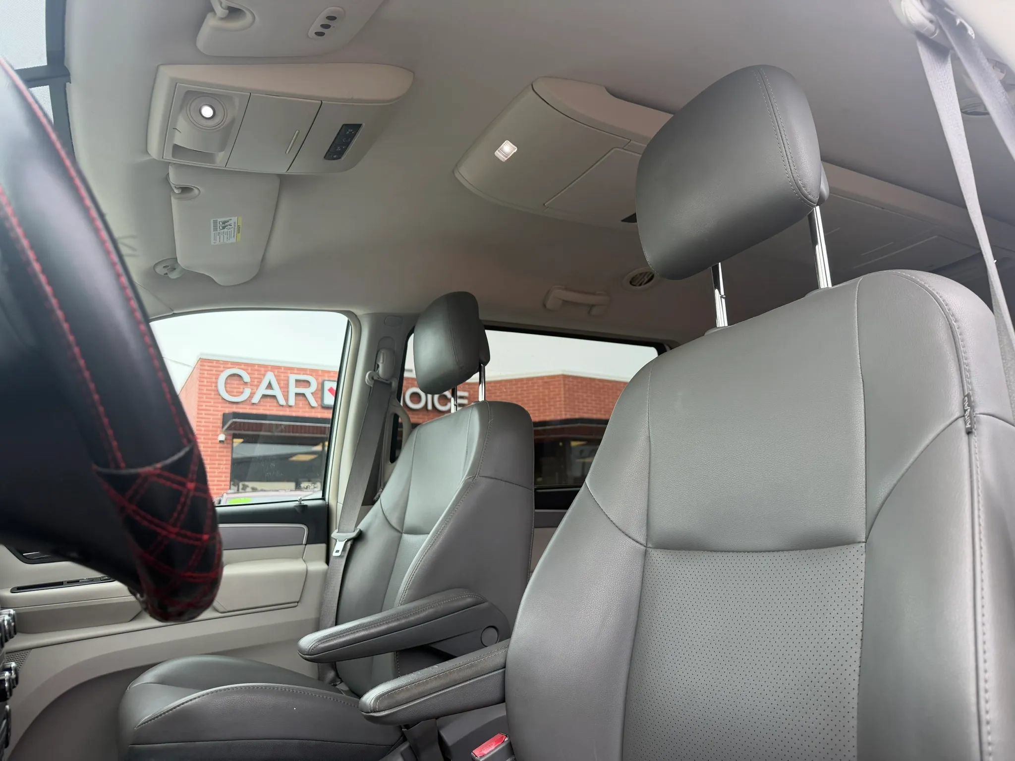 Used 2011 Volkswagen Routan SE FWD image 9