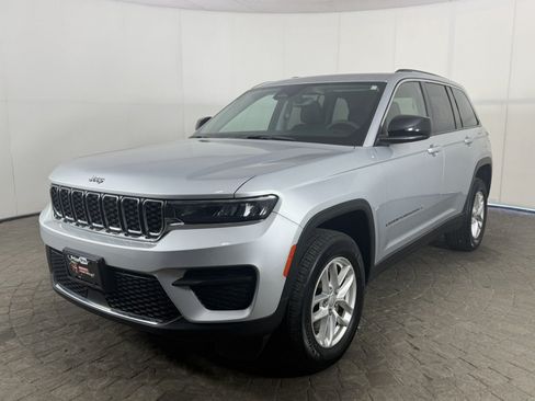 Used 2023 Jeep Grand Cherokee Laredo X AWD/4WD image 3