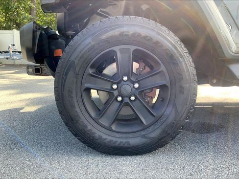 Used 2018 Jeep Wrangler Unlimited Sahara AWD/4WD image 10