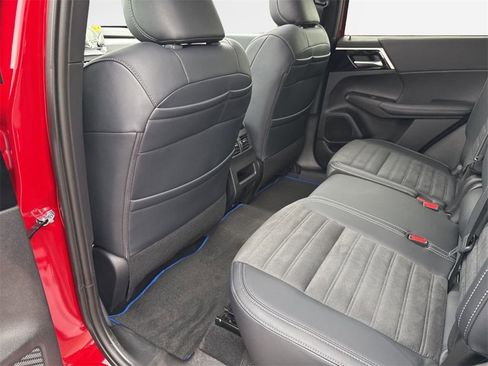 New 2025 Mitsubishi Outlander SE image 22