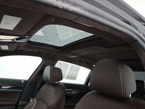 Certified 2022 BMW 750i xDrive w/ Luxury Rear Seating Package image 11