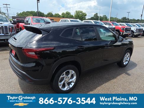 New 2026 Chevrolet Trax LS w/ LS Convenience Package FWD image 8