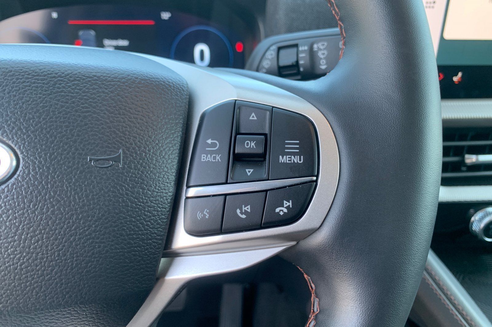 Used 2025 Ford Explorer Active AWD/4WD image 32