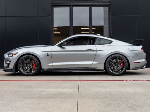 Used 2020 Ford Mustang Shelby GT500 w/ Carbon Fiber Track Pack RWD image 9