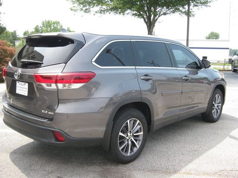 Used 2017 Toyota Highlander XLE AWD/4WD image 7