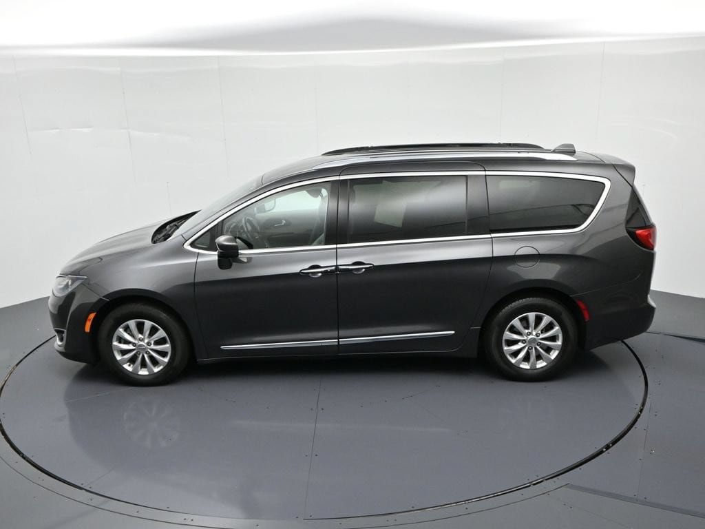 Used 2018 Chrysler Pacifica Touring-L FWD image 17