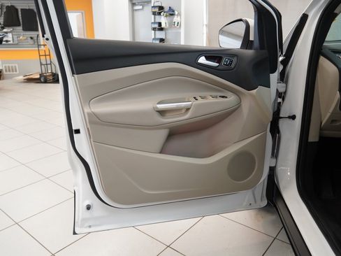 Used 2017 Ford Escape Titanium image 5