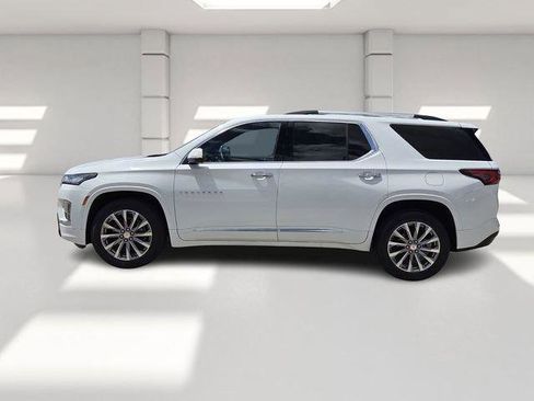 Used 2023 Chevrolet Traverse Premier FWD image 2