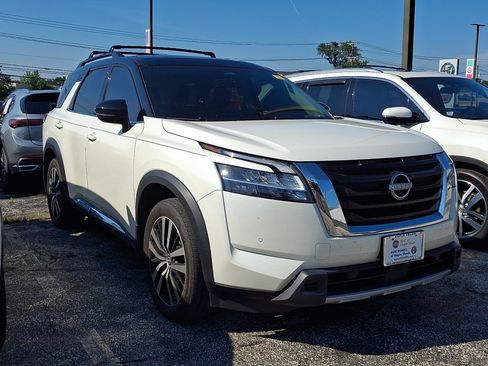 Used 2024 Nissan Pathfinder Platinum AWD/4WD image 3