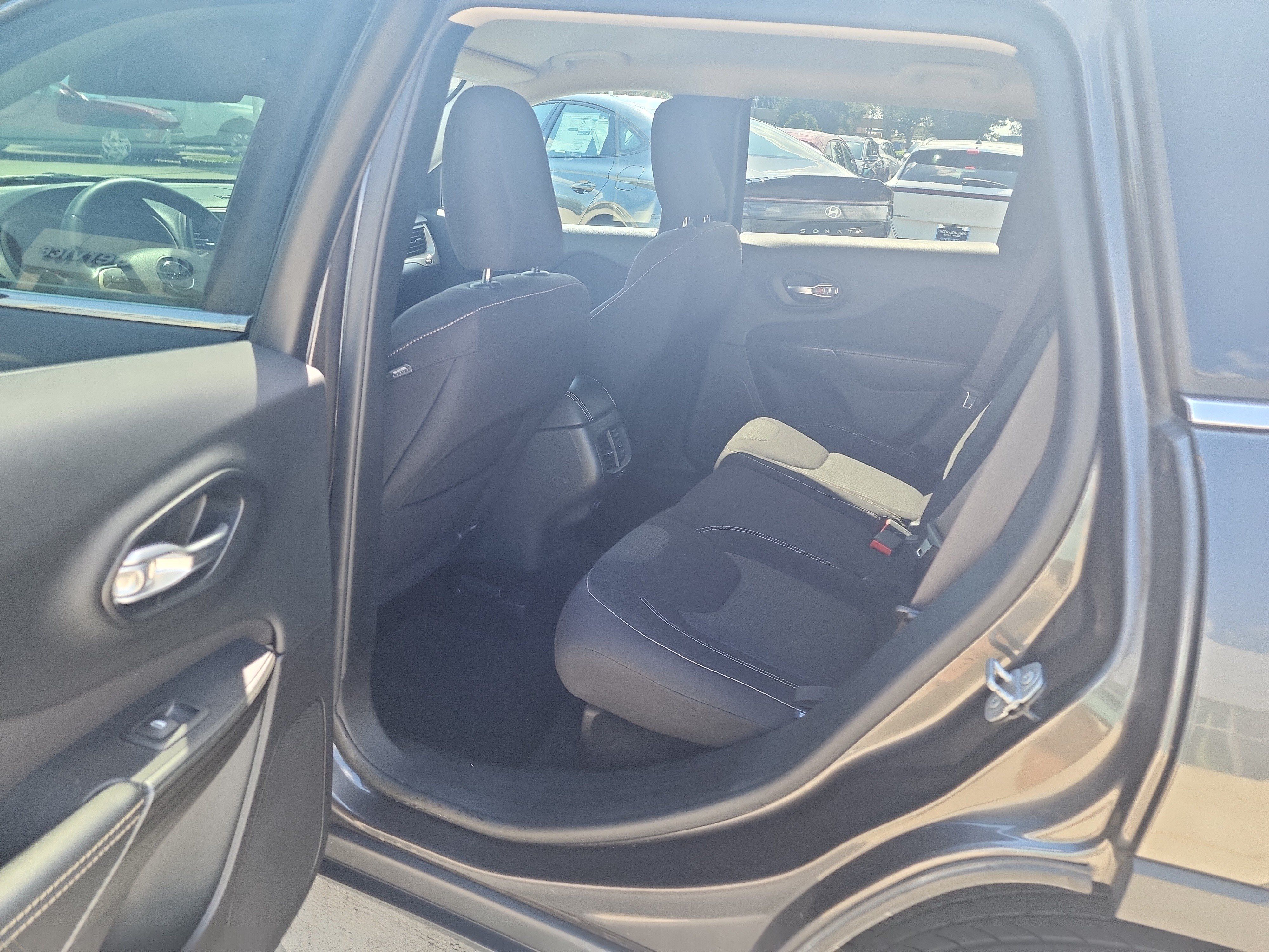 Used 2016 Jeep Cherokee Latitude w/ Comfort & Sound Group FWD image 16