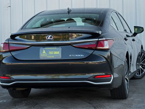 Used 2022 Lexus ES 300h w/ Premium Package image 4