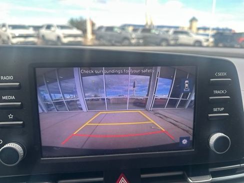 Used 2021 Hyundai Elantra SE FWD image 18