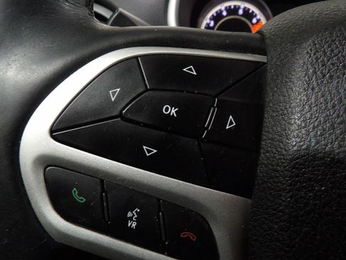 Used 2018 Jeep Cherokee Latitude Plus w/ Cold Weather Group AWD/4WD image 19
