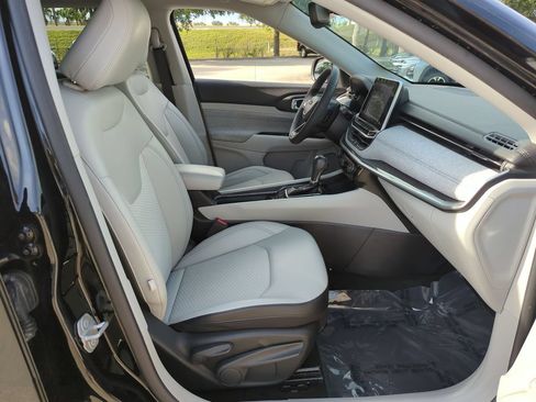 Used 2022 Jeep Compass Latitude FWD image 24