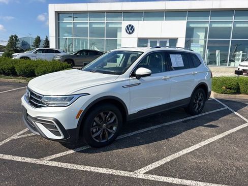 Certified 2023 Volkswagen Tiguan SE w/ Panoramic Sunroof Package FWD image 9