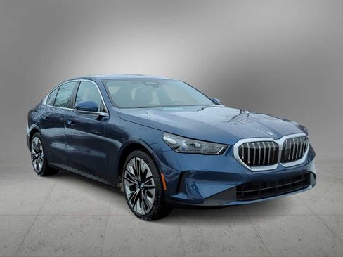 Used 2026 BMW 530i xDrive AWD/4WD image 2