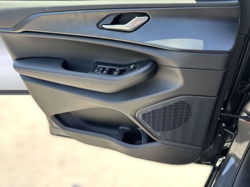 New 2025 Jeep Grand Cherokee Altitude image 9