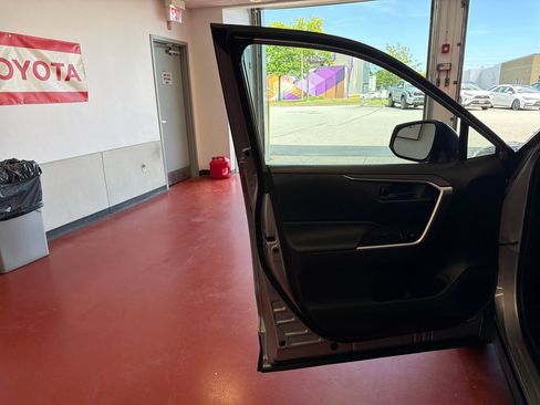 Used 2020 Toyota RAV4 LE AWD/4WD image 11