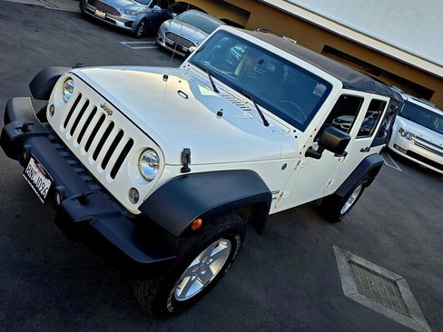 Used 2018 Jeep Wrangler Unlimited Sport S AWD/4WD image 3