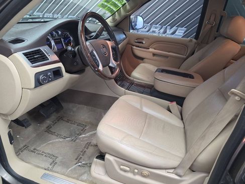 Used 2012 Cadillac Escalade Luxury RWD image 12